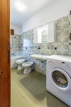 Shower, hair dryer, bidet, towels - Casa Amalia, with panoramic terrace (Cortina d´Ampezzo)