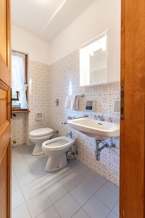 Shower, hair dryer, bidet, towels - Casa Amalia, with panoramic terrace (Cortina d´Ampezzo)