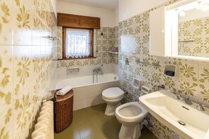 Shower, hair dryer, bidet, towels - Casa Amalia, with panoramic terrace (Cortina d´Ampezzo)