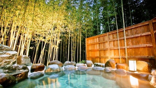 A hot spring surrounded by rocks and bamboo. - Narashinonosato Gyokusui (Higashiizu)