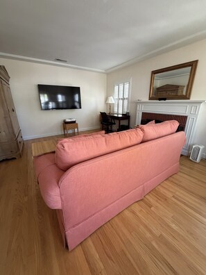 Smart TV, fireplace - Charming 1-bedroom house in convenient Burbank with AC (Burbank)