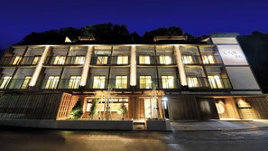 Ein mehrstöckiges Hotel mit moderner Fassade, großen Fenstern und einem gut beleuchteten Eingang.