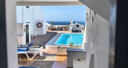 2 Bedroom Apartment, Puerto Del Carmen, Excellent access to Beach and Harbour