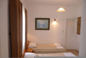 Free WiFi, bed sheets - Vasilis Ios Place Room 2 (Chora)