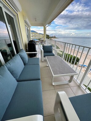 Property grounds - Oceanfront Paradise – 2BR Oceanfront Condo | Pools, Beach & Amenities (East End.)