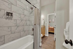 Shower, hair dryer, towels, shampoo - Crazy Horse-Close to Canyon Lake Marina! (Canyon Lake)