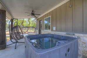 Terrace/patio - Crazy Horse-Close to Canyon Lake Marina! (Canyon Lake)