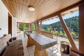 Outdoor dining - Apartment 'Ferienwohnung Poppeltal' with Private Garden, Balcony and Wi-Fi (Enzklösterle)