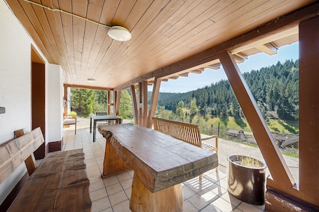Outdoor dining. Apartment 'Ferienwohnung Poppeltal' with Private Garden, Balcony and Wi-Fi