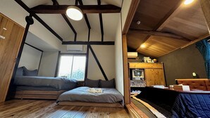 Ein gemütliches Zimmer mit Schlafkoje, kleinem Schreibtisch und Fernseher.