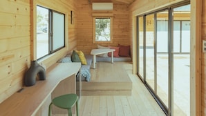 Un intérieur en bois avec un canapé, une table et une chaise.