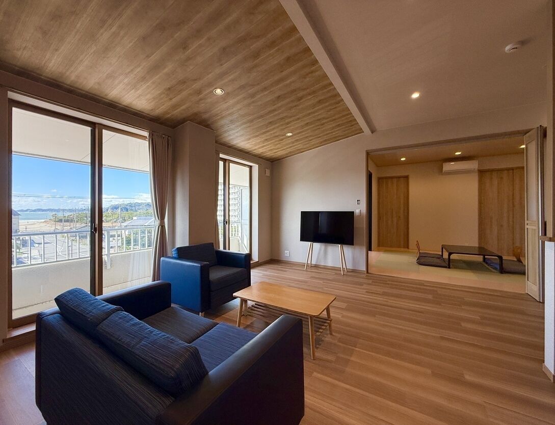 Een moderne woonkamer met een bank, een salontafel en een flatscreen-televisie.