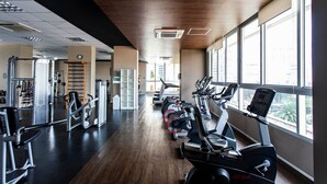 A gym with cardio machines, weight machines, and a treadmill. - ADD Berrini (São Paulo)