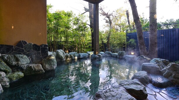 A hot spring area with rocks and bamboo. - Hanareyado Yumenoya (Ito)
