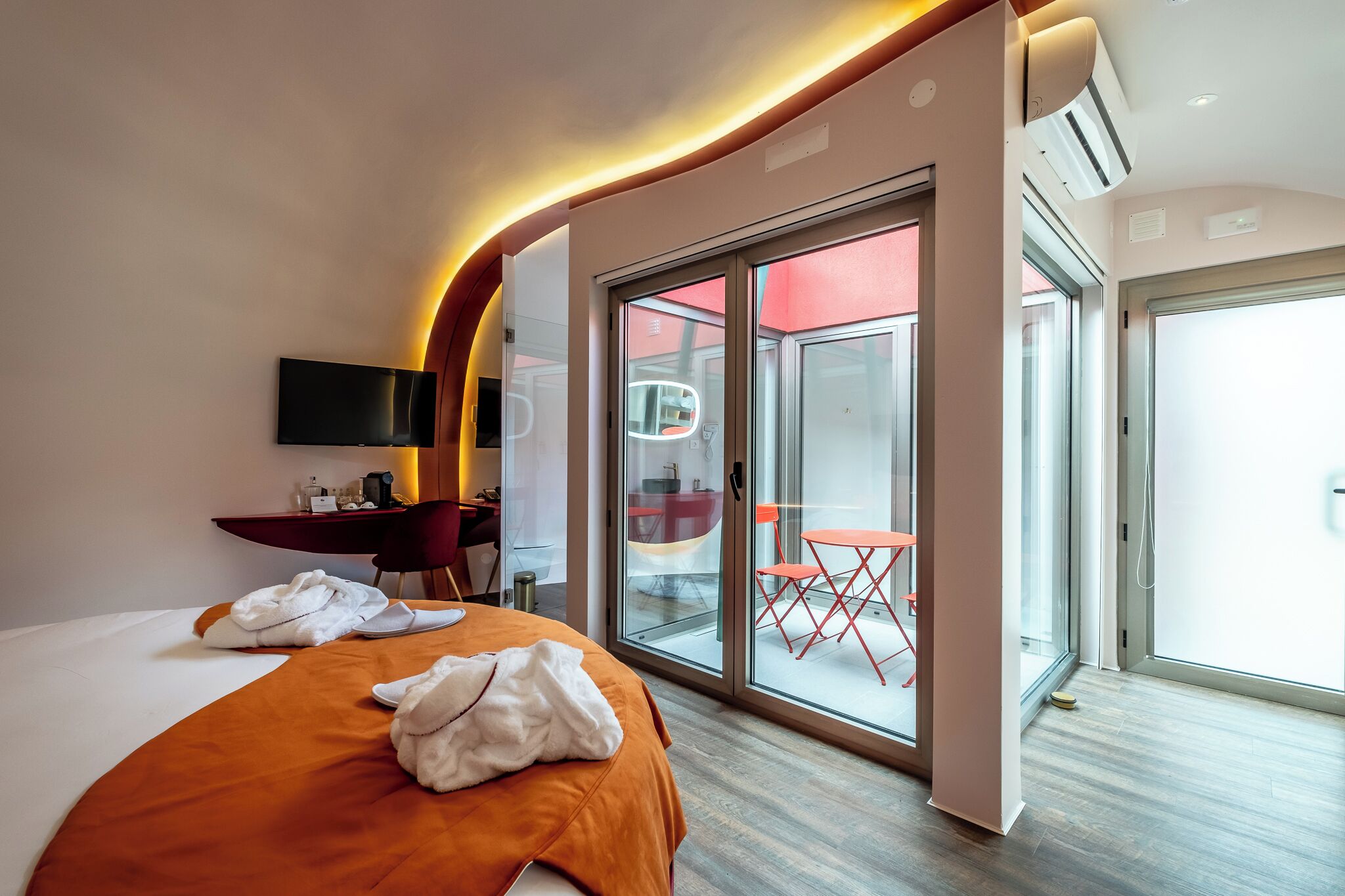 1 bedroom, desk, free WiFi, bed sheets