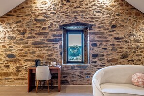 Interior - Cherry Suite - Deluxe Suite (Paul)