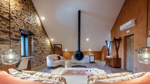 Un cuarto de spa con pared de piedra, una silla de masaje, una sauna y un espejo grande.
