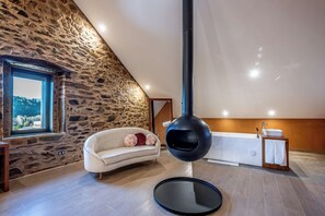 Interior - Cherry Suite - Deluxe Suite (Paul)