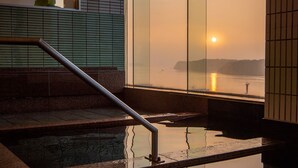 A view of a body of water with a reflection, a staircase, and a building facade with a window. - Fukujuso Onsen Ryokan (Shima)