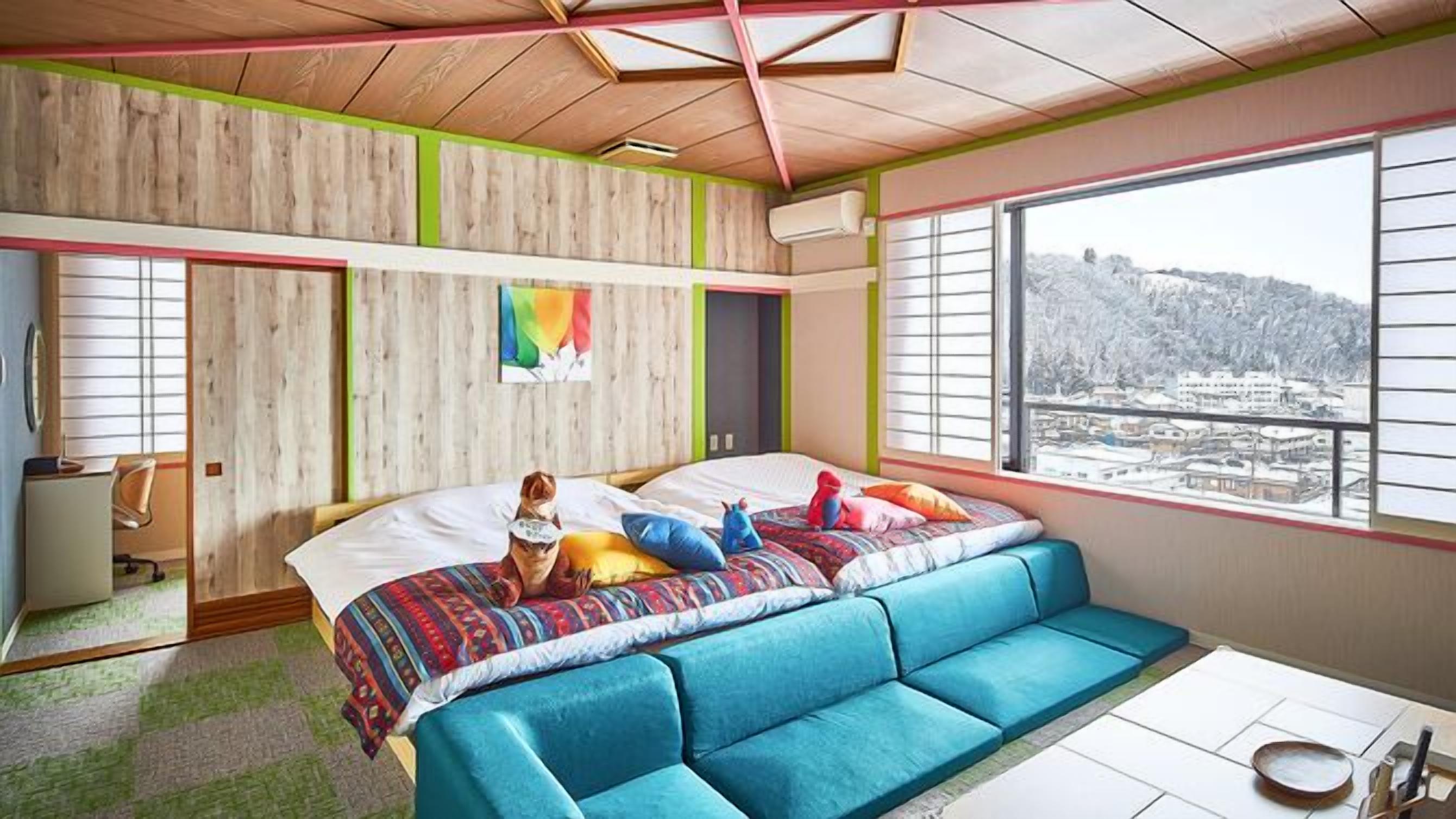 Ein Schlafzimmer mit Bett, einer Couch, einem Fenster mit Blick und einem Schreibtisch.