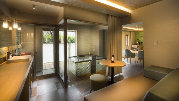 A modern hotel room with a kitchen, a dining area, and a seating space. - Hakone Pet-friendly Inn Yuniwa (Hakone)