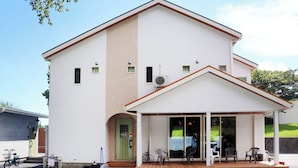 A two-story building with a covered patio area. - Chokotto Villa Maestro (Sumoto)