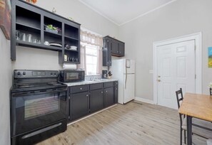 Kylskåp, mikrovågsugn, ugn och spishäll