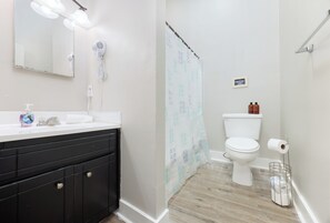 Shower, hair dryer, towels, shampoo - Near Chattahoochee River & Shops - Central Duplex (Columbus)