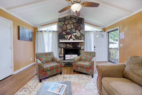 Cozy Cabin-Style Retreat | Sleeps 10 Near Fort Benning