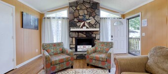 Cozy Cabin-Style Retreat | Sleeps 10 Near Fort Benning