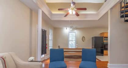 Downtown, Moments from Riverwalk-Broadway Bungalow