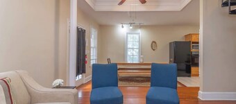 Downtown, Moments from Riverwalk-Broadway Bungalow