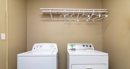 Downtown, Moments from Riverwalk-Broadway Bungalow