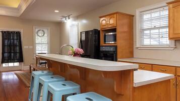 Coffee/tea maker, fridge, microwave, oven