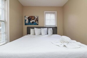 Iron/ironing board, travel crib, WiFi, bed sheets - Downtown, Moments from Riverwalk-Broadway Bungalow (Columbus)