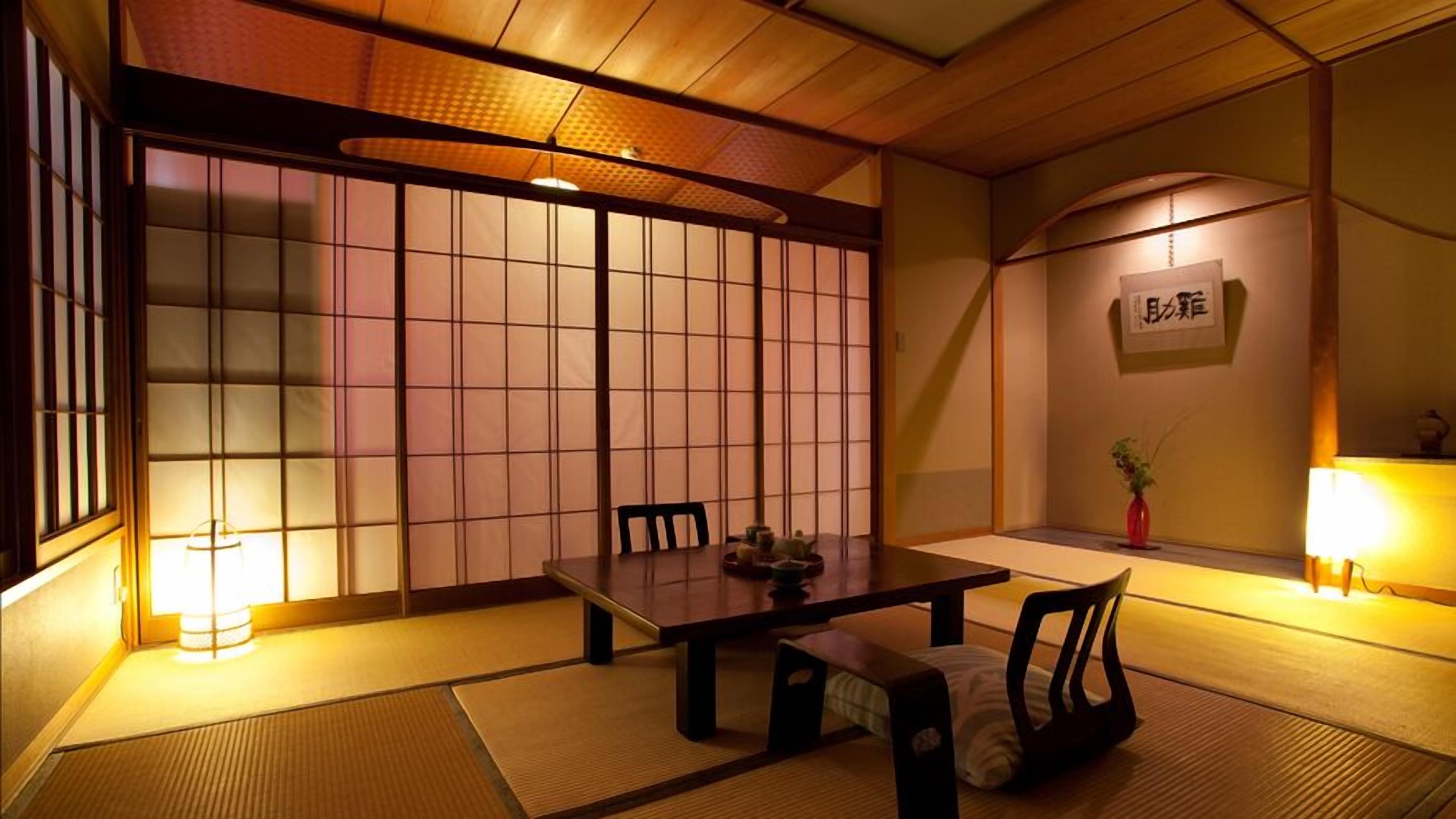 Ein traditioneller japanischer Raum mit Tatami-Boden, einem niedrigen Tisch und Shoji-Schirmen.