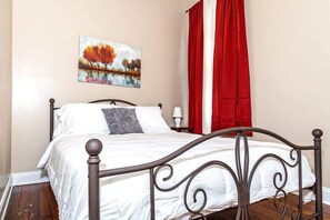 Tabla de planchar con plancha, cuna de viaje, wifi y ropa de cama 