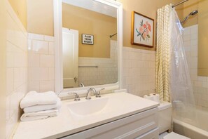Douche, séchoir à cheveux, serviettes fournies, shampooing