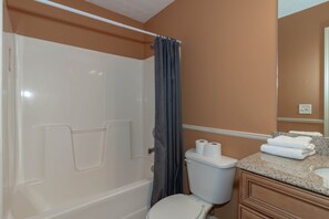 Shower, hair dryer, towels, shampoo - Creekside Stay Near Fort Benning Sleeps 12! (Columbus)