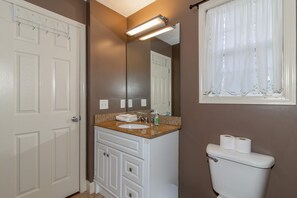 Shower, hair dryer, towels, shampoo - Creekside Stay Near Fort Benning Sleeps 12! (Columbus)