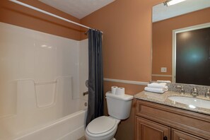 Shower, hair dryer, towels, shampoo - Creekside Stay Near Fort Benning Sleeps 12! (Columbus)