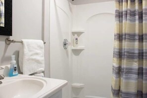 Shower, hair dryer, towels, shampoo - Near Downtown and Ft Benning: Graduation Getaway (Columbus)