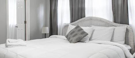 Tabla de planchar con plancha, cuna de viaje, wifi y ropa de cama