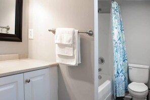 Shower, hair dryer, towels, shampoo - Near Downtown and Ft Benning: Graduation Getaway (Columbus)