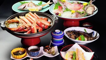 Una variedad de platos de mariscos, como patas de cangrejo, camarones y pescado, servidos en platos y tazones.