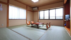 Une pièce de style japonais traditionnel, avec un sol recouvert de tatamis, une table basse et des portes coulissantes.