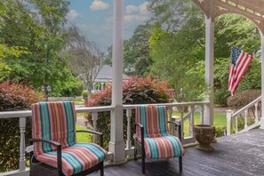Terrace/patio - The Tiny Home and the Mansion! Bumblebee Comfort (Columbus)