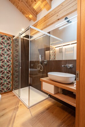 Shower, hair dryer, bidet, towels - 32 Casa Ladinia 2, comfortable and modern (San Vito di Cadore)