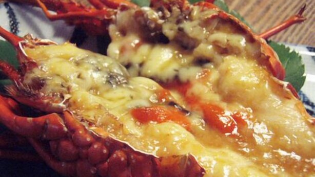 A lobster with melted cheese on a plate. - Aizawaso (Kawazu)