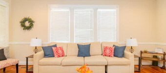 Near Lakebottom Park & Downtown - Parkside Cottage